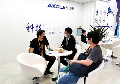 愛(ài)科機(jī)械參加CHINAPLAS2021，講解注塑機(jī)